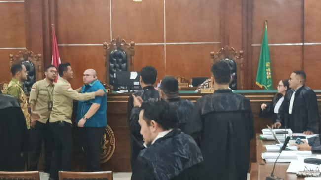 Razman Arif Nasution mengamuk di persidangan kasus pencemaran nama baik Hotman Paris Hutapea di PN Jakut. [Foto: FTNews.co.id/Selvianus Kopong Basar]